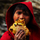 Illustration for article titled Stunning photos show the ancient tradition of honey hunting in Nepal